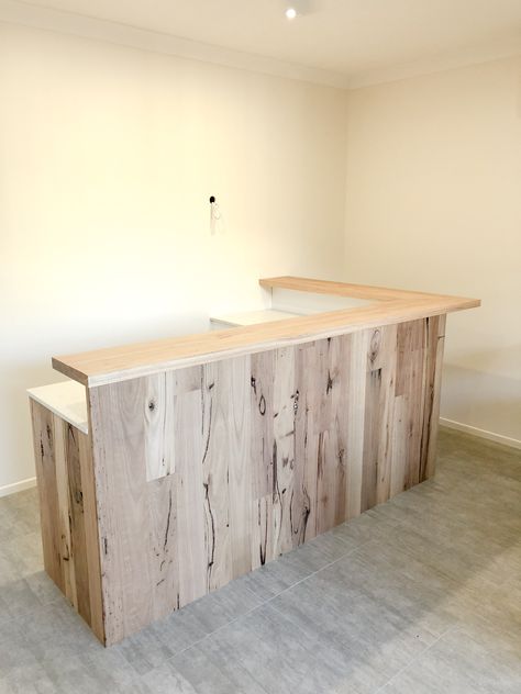 Boutique Cashier Counter, Diy Cash Register Counter, Island Shop Design, Nutrition Club Ideas Decor, Retail Counter Ideas, Boutique Checkout Counter, Boutique Counter Ideas, Retail Sales Counter, Hangout Space