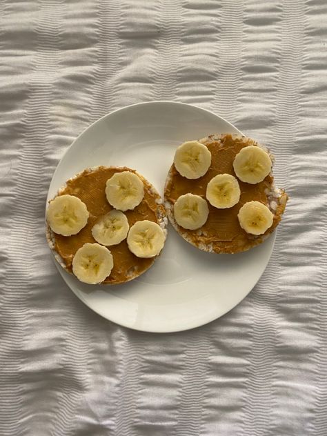 Rice Cakes With Peanut Butter And Banana, Rice Cake With Peanut Butter And Banana, Rice Cake Twitter, Rice Cakes And Peanut Butter, Peanut Butter Rice Cakes, Rice Cakes Aesthetic, Rice Cake Breakfast, Rice Cakes Peanut Butter, Rice Cake Peanut Butter