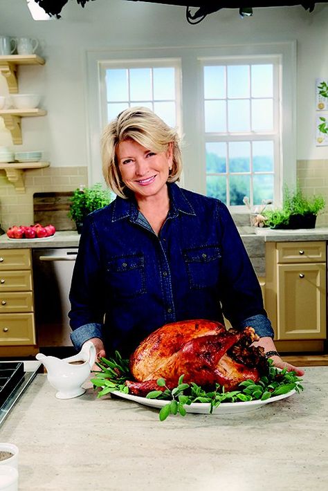 Turkey 101: Martha Stewart's Reliable Turkey and Giblet Gravy Recipe Buttered Onions, Martha Stewart Thanksgiving Recipes, Martha Stewart Turkey Recipe, Martha Stewart Thanksgiving, Comfort Chicken, Holiday Party Menu, Thanksgiving Turkey Recipe, Perfect Roast Turkey, Giblet Gravy