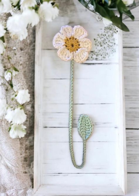 Crochet Book Markers, Bookmark Tracker, Crochet Flower Bookmark, Crochet Ornament Patterns, Daisy Crochet, Crochet Bookmark Pattern, Gifts Crochet, Crochet Bookmark, Granny Square Crochet Patterns Free