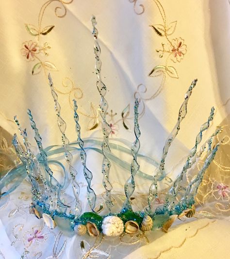 Mermaid crown made from recycled plastic, biodegradable glitter, shells and sea glass 💖🌈🐬🐠🍄✨ Recycled Mermaid Costume, Mermaid Accessories Diy, Crown Ideas Diy, Plastic Dress Recycled, Junk Art Ideas Recycling, Plastic Recycling Ideas, Recycled Fashion Diy, Sea Crown, Plastic Crown