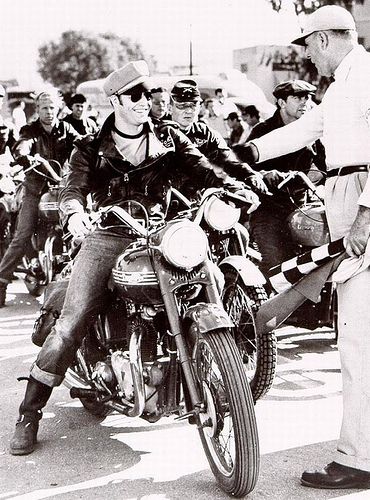 Marlon Brando "The Wild one" 1953. jj Biker Movies, Moto Triumph, Triumph Thunderbird, Trick Riding, Motos Vintage, Motorcycle Gang, The Wild One, Triumph Bikes, Motorcycle Photography