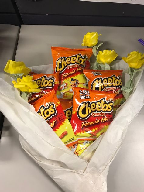 Hot Cheetos bouquet Hot Cheetos And Takis Snacks, Hot Cheetos Bouquet, Hot Chips Aesthetic, Hot Cheetos Aesthetic, Candy Messages, Cheetos Crunchy, Hot Snacks, Hot Cheetos, Gourmet Candy