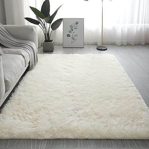 Fluffy White Carpet Bedroom, Big Fluffy Carpet, Fuzzy Rug Aesthetic, White Rug Aesthetic, Cute Bedroom Carpet, Fluffy Carpet Aesthetic, Cute Mats For Room, Carpet Astethic, Cute Carpets Rugs