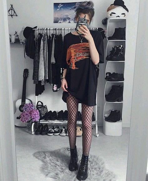 Cute Punk Outfits, Fish Net Tights Outfit, Goth Outfit, Mode Instagram, Rock Outfit, Mode Jeans, Hipster Outfits, Fishnet Tights, Punk Outfits