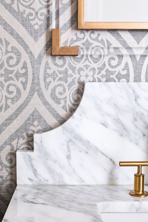 White Vanity Wallpaper, Decorative Marble Backsplash, Arched Backsplash Bathroom, Bathroom Stone Backsplash, Marble Backsplash Edge Detail, Decorative Vanity Backsplash, Powder Bath Backsplash, Scalloped Marble Backsplash Bathroom, Curved Granite Backsplash