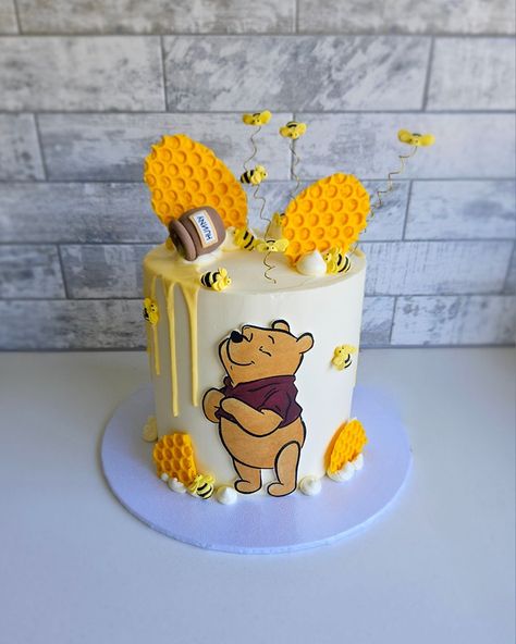 🐻 Winnie the Pooh 🐻 Winnie The Pooh Birthday Cake Simple, Simple Winnie The Pooh Cake, Pooh Bebe, Pooh Cake, Shasta Daisy, Winnie The Pooh Cake, Pooh Birthday, Winnie The Pooh Birthday, Baby Birthday Cakes