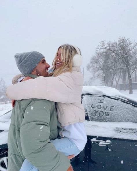 Christmas Gifts For Your Boyfriend, Winter Couple Pictures, Pose Guide, Christmas Couple Photos, Shooting Couple, Snow Photoshoot, The Perfect Couple, Cute Engagement Photos, Snow Pictures