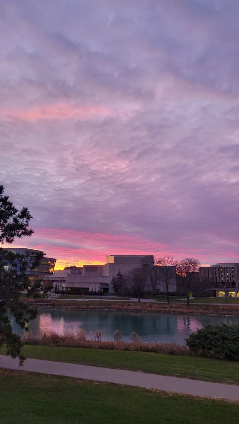 Orange/Pink/Purple Sunset over Lakefill at Northwestern University in Evanston, Illinois Northwestern Graduation, Northwestern University Aesthetic, Northwestern Aesthetic, College Manifestations, Highschool Vibes, College Goals, College Necessities, Evanston Illinois, College Vision Board