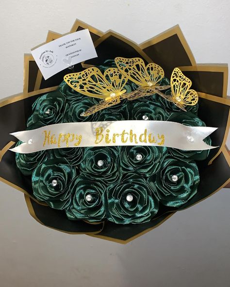 18 count dark green bouquet💚💚 - - #ribbonroses #explorepage #ribbonbouquet #eternalroses #smallbusiness Bouquet Of Ribbon Flowers, Emerald Green 15 Bouquet, Quinceanera Bouquet Emerald Green, Quince Ramos Emerald Green, Quince Flower Bouquets Emerald Green, Dark Green Bouquet, Green Ribbon Bouquet, Green Rose Bouquet, Ashley Perez