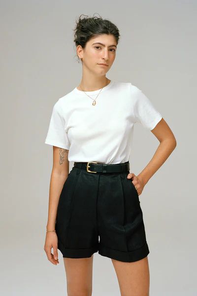 Tailored Shorts Outfit, Linen Shorts Outfit, Black Linen Shorts, Black Shorts Outfit, Look Office, Tailored Shorts, Shorts Outfit, Ropa Diy, Black Linen