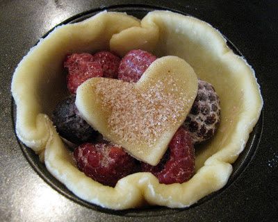 Small Pies, Berry Pies, Pampered Chef Inspired Recipes, Mini Pie Crust, Mini Cherry Pies, Mixed Berry Pie, Leftover Pie, Heritage Recipes, Afternoon Tea Recipes