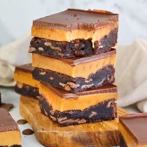 Crunchie Chocolate, Caramel Bars, Square Recipes, Brownie Toppings, Biscuit Cake, Chocolate Topping, Bakery Recipes, Milk Chocolate Chips, Chocolate Brownies