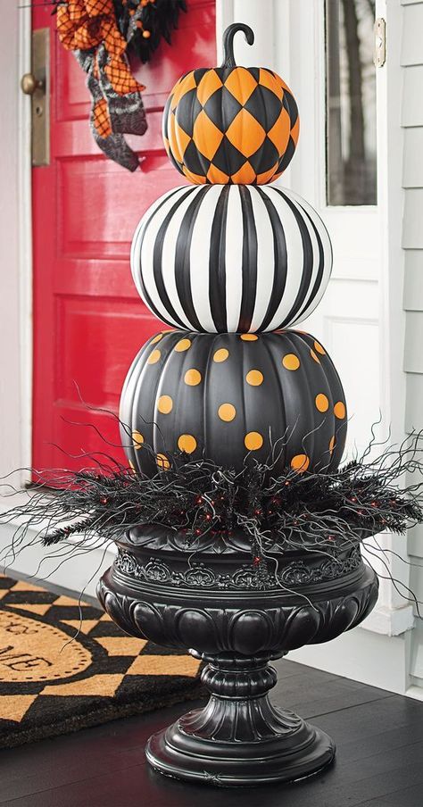 Deco Porte Halloween, Labu Halloween, Halloween Pumpkin Decorations, Dekorasi Halloween, Scary Halloween Decorations Diy, Halloween Decor Diy, Casa Halloween, Pumpkin Decorations, Pumpkin Display