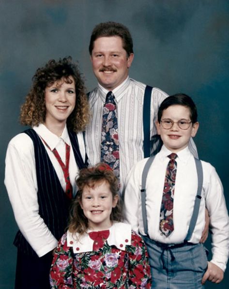 Home Office Immediately following the portrait session everyone in this family headed out for a job interview. Awkward Family Pictures, Awkward Family Portraits, 80s Photography, Funny Family Photos, Awkward Photos, Family Portrait Poses, Awkward Family Photos, Family Photo Pose, Family Portrait Photography