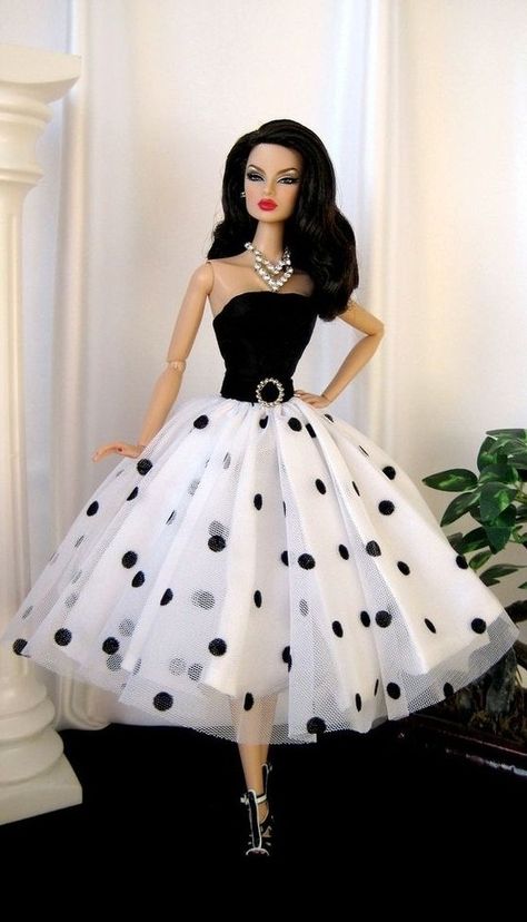 FAshion DOll in white Polkha Dots Barbie Clothes Patterns, Barbie Gowns, Im A Barbie Girl, Barbie Patterns, Barbie Vintage, Barbie Fashionista, Beautiful Barbie Dolls, Barbie Diy, Barbie Furniture