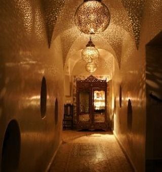 Dekorasi Maroko, Moroccan Decor Living Room, Design Marocain, Timur Tengah, Moroccan Lighting, Moroccan Interiors, Moroccan Lanterns, Lampshade Chandelier, Tuscan Style