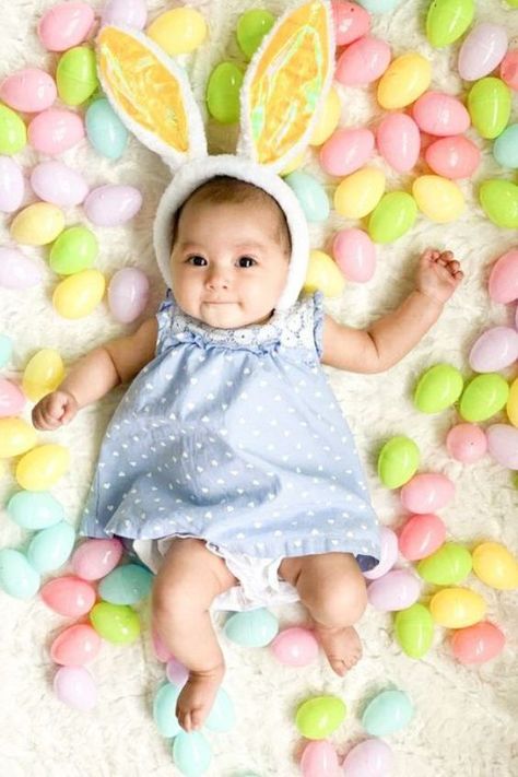 baby's first easter photo ideas (1) Baby Girl Photoshooting Ideas Easter, Baby April Photo Ideas, Baby Easter Photoshoot Ideas, 6 Month Easter Pictures, Easter Monthly Pictures, Cute Easter Picture Ideas, Baby March Photo Ideas, Easter Photography Ideas Baby, Easter Maternity Photoshoot