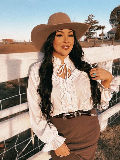 Western Photoshoot Outfits, Western Photoshoot, Boho Glam, Vintage Eclectic, Photoshoot Outfits, Cowgirl Style, Western Outfits, Engagement Pictures, Western Fashion