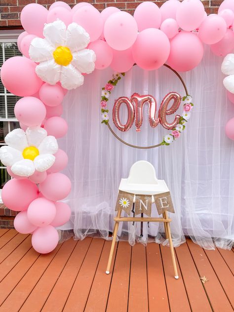 Daisy Themed Backdrop, 1st Birthday Backdrop Girl, 1 Birthday Decoration Ideas Girl, Flower Theme 1st Birthday Party, Daisy Backdrop Party Ideas, 1st Birthday Girl Backdrop Ideas, Decoration For First Birthday Girl, Outdoor 1st Birthday Party Decorations, First Birthday Simple Decorations