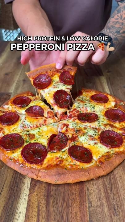 Easy High Protein & Low Calorie Pepperoni Pizza 🍕💪🏼 Ingredients 👇 ... | TikTok Pizza Pepperoni, Self Raising Flour, Dinner Snacks, Healthy High Protein Meals, High Protein Low Calorie, Recipes Book, Healthy Pizza, Breakfast Dinner, Ketogenic Lifestyle