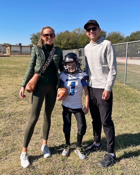 Game Day Outfits for Your Kid's Sports - Merrick's Art Spring Baseball Mom Outfits, Soccer Game Mom Outfit, What To Wear To Highschool Football Game, Soccer Mom Outfits Fall, Saturday Football Outfit Casual, Soccer Mom Outfit Cold Weather, Trendy Soccer Mom Outfit, Track Meet Outfit Mom, Mom Sports Outfits