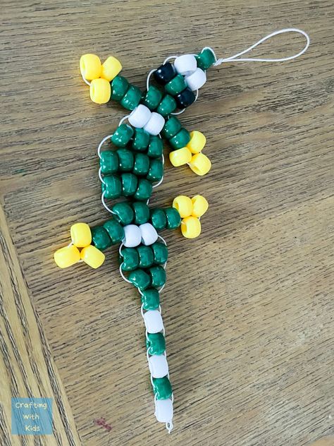 Check out this step-by-step tutorial on how to make a bead lizard. This simple beaded craft is easy for younger kids and older too. After you're done you will have a cute Bead Lizard to display or play with. Beaded Gecko Pattern, How To Make A Bead Lizard, How To Make A Beaded Lizard, Pony Bead Lizard Pattern, Lizard Bead Pattern, Beaded Lizard Pattern, How To Make Beaded Animals, Seed Bead Animals Tutorials, Bead Lizard Tutorial