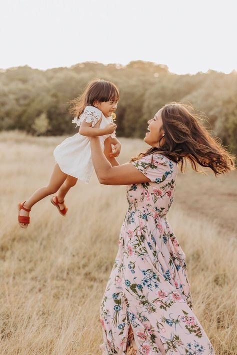 Baby Girl Wardrobe, Mom Present Ideas, Candid Photo Ideas, Outfit Ideas Floral, Mother Day Photoshoot, Mother Day Photoshoot Mini Sessions, Boho Photos, Mother Daughter Photography Poses, Mom And Me Photos