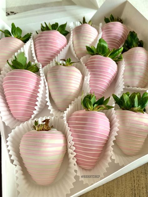 Simple chocolate covered strawberries with light pink💕 Coated Strawberries, Pink Party Foods, Tårta Design, حفل توديع العزوبية, Sweet Sixteen Birthday Party Ideas, Kutek Disney, Pink Birthday Party, Sweet Sixteen Birthday, Pink Chocolate