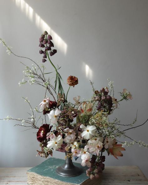 Autumn is upon us and with this beautiful season comes an endless supply of fall wedding flower inspiration. Today we are sharing the 45 prettiest arrangements to bookmark as autumn wedding inspo, floral ingredient cheat sheets and top floral designer sources around the globe! Wedding Ideas On A Budget, Fall Wedding Ideas, Fall Flower Arrangements, Fall Floral Arrangements, Bloom Baby, Floral Studio, Floral Inspiration, Salou, Floral Photo