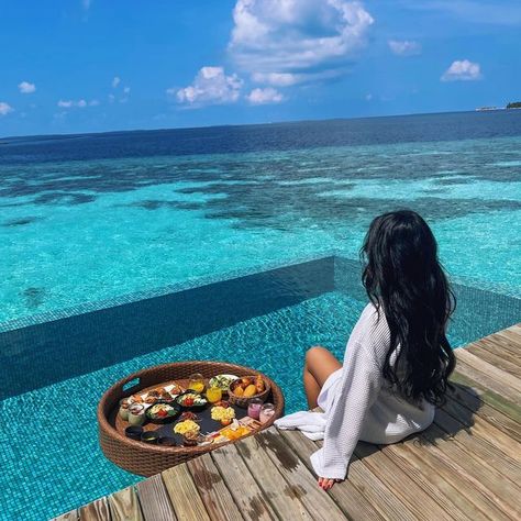 Floating Breakfast In Pool, Floating Breakfast Photoshoot, Floating Breakfast Maldives, Maldives Pictures Ideas, Maldives Instagram Pictures, Maldives Poses, Maldives Photography Ideas, Maldives Photo Ideas, Maldives Pics