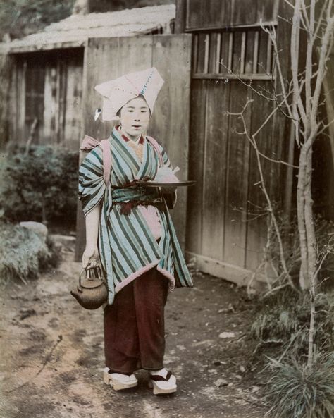 Tea In Garden, Japanese Archer, Pictures Of Japan, Spinning Cotton, Archer Characters, 19th Century Women, Colorized Photos, Vintage Everyday, Samurai Warrior