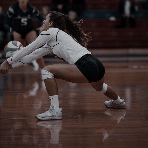 Libero Aesthetic, Volleyball Aesthetic, Volleyball Photography, Volleyball Girl, Volleyball Wallpaper, Volleyball Photos, Volleyball Poses, Volleyball Inspiration, Ball Aesthetic