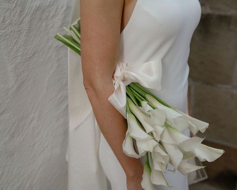 No shortage of chic at K & R’s courthouse elopement featuring this elegant calla lilly moment✨I may be biased but, my favorite bridal accessory is a floral bouquet! @rachelwakefield Calla Lilly Bouquets Wedding, Bridal Bouquet Calla, Chic Wedding Bouquet, Calla Bouquet, Calla Lily Bouquet Wedding, Calla Lily Bridal, Courthouse Elopement, Calla Lily Bouquet, Bridal Accessory