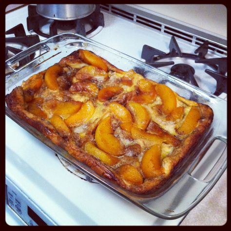 Overnight Peach French Toast Hawaiian French Toast, Peach French Toast, Fresh Peach Recipes, French Toast Casserole Overnight, Baking Treats, Sunday Dinners, Overnight French Toast, Baked Peach, Hot Breakfast