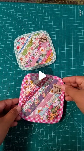 Patchwork Small Projects, Homemade Coasters Fabric, Scrap Fabric Crafts No Sew, How To Make Fabric Coasters, Scrap Fabric Crafts To Sell, Scrappy Sewing Projects, Quilt Scrap Projects, Quilted Coasters Patterns Free, Fabric Coasters Diy