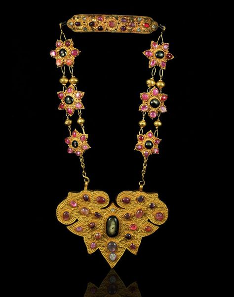 Balinese gold necklace with hard stones. Majapahit Empire, Royal Necklace, Ancient Necklace, Adornment Jewelry, Bali Jewelry, Jewellery Design Sketches, Beaded Jewels, Gold Rings Jewelry, Royal Jewels