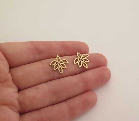 [AffiliateLink] Solid 14K Gold Leaf Stud Earrings. These Dainty Marquise-Shaped Leaves Studs, Drop Just A Little Below The Earlobe And Are Beautiful And Elegant, Lightweight, And Comfortable To Wear. #Studearrings #Leafearrings #Flowerearrings #14Kgold #Daliashamirjewelry #studgoldearringsforwomen Gold Stud Designs, Daily Wear Earing Design Gold, Aesthetic Gold Earrings, Antique Jumka, Gold Earrings Studs Simple, Stud Gold Earrings, Gold Earing, Delicate Gold Bracelet, Small Earrings Gold