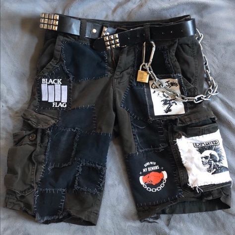 Punk Mode, Punk Fashion Diy, Punk Shorts, Crust Punk, Alt Clothes, Battle Jacket, Estilo Rock, Estilo Hippie, Ropa Diy