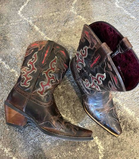 Emo Cowboy Boots, Punk Cowboy Boots, Old Boots Aesthetic, Emo Cowboy Aesthetic, 80s Gay Aesthetic, Mexican Cowboy Aesthetic, 70s Cowboy Aesthetic, Cowboy Outfit Aesthetic, Cowboy Boots Mexican