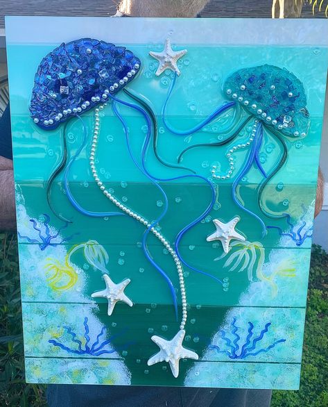 Jellyfish Art Project, Jellyfish Decor, Jellyfish Wall Art, Seashell Art Diy, Jellyfish Decorations, Beach Craft, Sea Glass Mosaic, Glass Shards, Bathroom Crafts