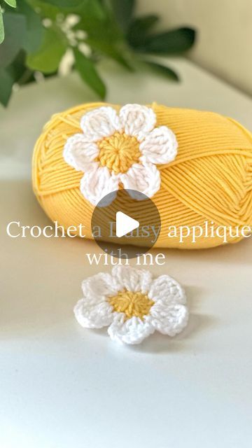 happyyarnloops 🧶 on Instagram: "Here is a tutorial showing how to crochet a simple Daisy applique. This is the applique i use for my  Daisy bags. I have used acrylic yarn and a 3.5mm hook to make this Daisy applique.  Pattern: Round 1: Start with yellow yarn. Chain 2, then make 12 double crochets. Join to the first double crochet with a slip stitch. Cut the yellow yarn.  Switch to white yarn, insert your hook into any stitch.  Round 2: Chain 4, then in the next stitch, make 3 treble crochets and chain 4. Slip stitch into the next stitch. Repeat this sequence (chain 4, 3 treble crochets, chain 4, slip stitch) five more times for a total of 6 petals.   Cut off the yarn and weave in the ends.  Your Daisy applique is now done!!:)  Hope you enjoy making this Daisy applique!🫶 Do tag me @happyy Daisy Applique Pattern, Daisy Applique, Modern Crochet Blanket, Quick Crochet Projects, Daisy Bags, Yellow Yarn, Gifts Crochet, Accessories Crochet, Daisy Petals