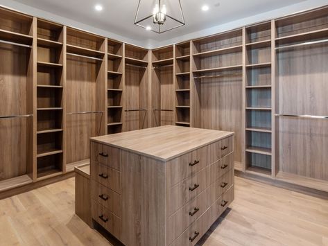 Master Closet Design, Wooden Closet, Dream Closet Design, Closet Design Layout, Walk In Closet Design, Luxury Closets Design, California Closets, Wardrobe Interior Design, Closet Layout