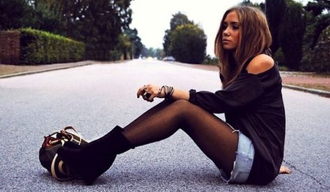 Shorts and tights Fashion Model Photography, Tumblr Outfits, Sheer Tights, Black Stockings, Beautiful Boots, Tights Outfit, Models Off Duty, Mode Inspo, Glam Rock