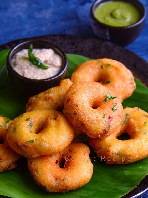 Tiffin Recipes, Medu Vada, Indian Food Photography, Tiffin Recipe, Urad Dal, Kerala Food, Kali Goddess, Indian Breakfast, Vegetarian Snacks