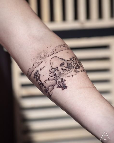 A fine line tattoo of Skull Rock, surrounded by desert plants and wild animals in Joshua Tree. Desert Inspired Tattoos, Joshua Tree Tattoo, Reborn Tattoo, Desert Skull, Agave Plants, Skull Rock, Joshua Tree California, Desert Animals, Fine Line Tattoo