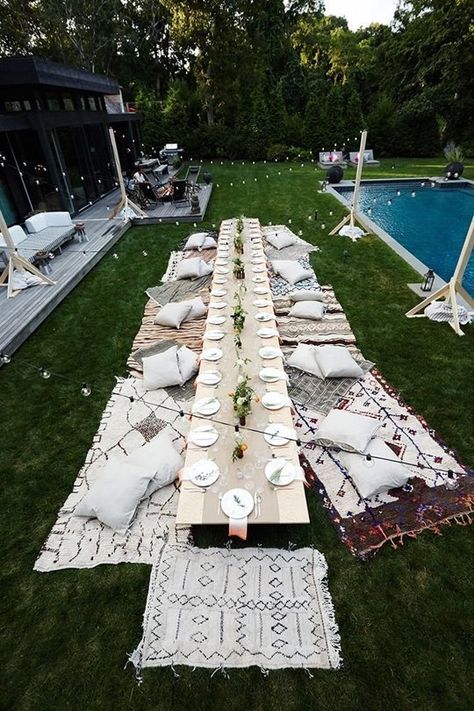 Amazing backyard dinner party setup, with a DIY low table, blankets and pillows on the lawn and strung lights | Eye Swoon Mocktail Party, Backyard Dinner, Summer Party Themes, Outdoor Dinner, Pic Nic, Festa Party, Midsummer Nights Dream, Long Table, Garden Parties