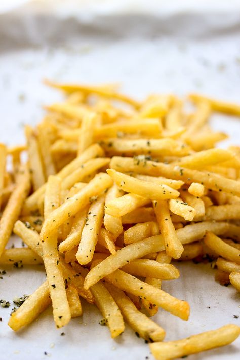 Lemon Dipping Sauce, Rosemary Fries, Garlic French Fries, Make French Fries, Potato Snack, Hungry Eyes, Making French Fries, Recipes Potato, Crispy French Fries