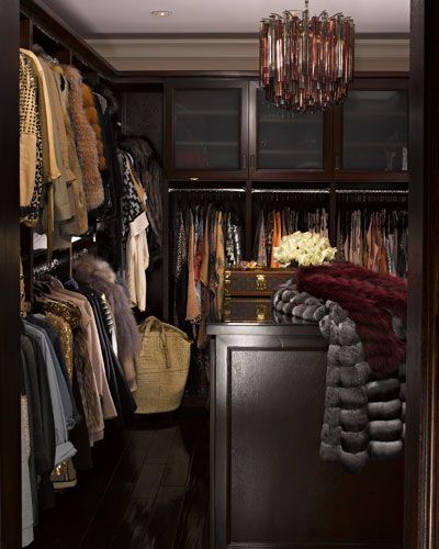 i like darkness Kim Kardashian Closet, Kardashians House, Contemporary Closet, Closet Island, Black Closet, Celebrity Closets, Amazing Closets, Walk In Closet Design, Beautiful Closets