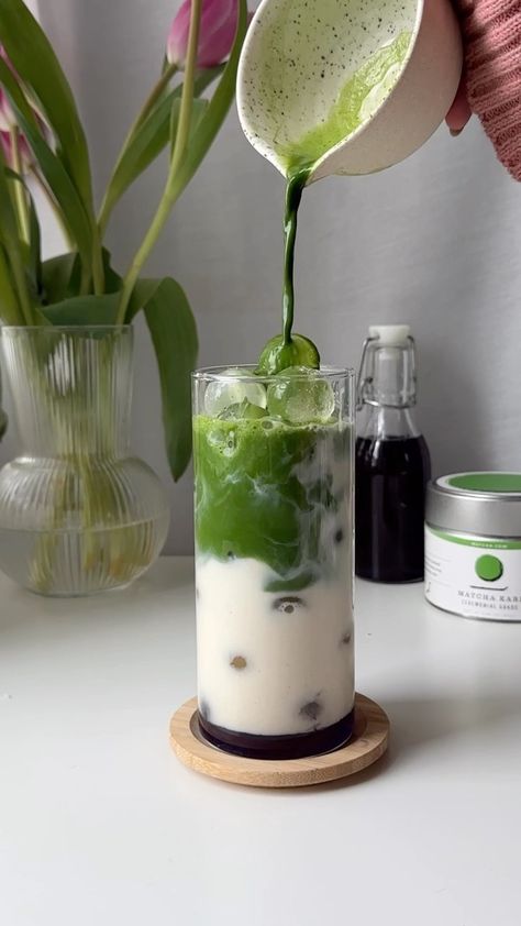 Iced Lavender Matcha Latte | A Deliciously Nutty and Botanical Flavor Combination! Iced Lavender Matcha Latte, Lavender Matcha Latte, Matcha Vs Coffee, Lavender Matcha, Matcha Health Benefits, What Is Matcha, Lavender Latte, Matcha Cafe, Matcha Latte Recipe